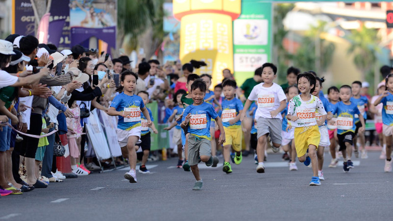 Các vận động viên nhỏ tuổi hào hứng với giải chạy