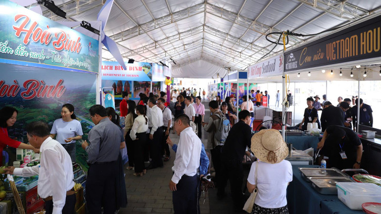 Đông đảo du khách đến thưởng thảm, trải nghiệm trong ngày khai mạc.