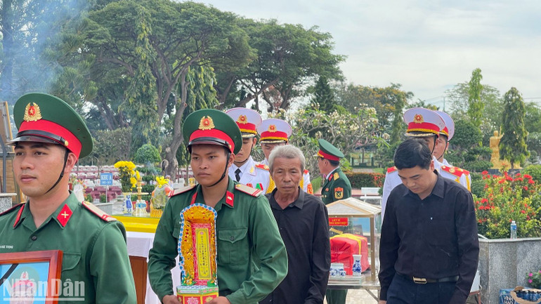 Di chuyển hài cốt đến vị trí chôn cất.