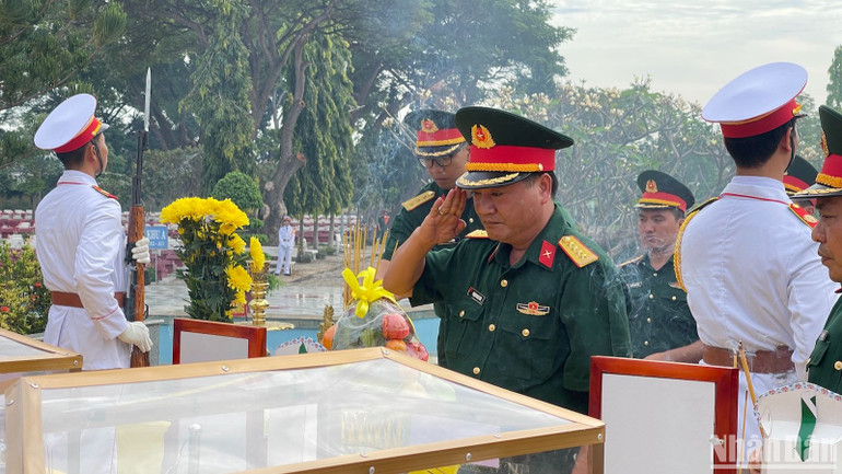 Chào tạm biệt các liệt sĩ.