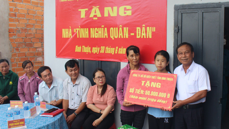 Các đơn vị tặng nhà tình nghĩa.