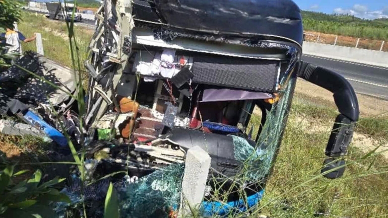 Chiếc xe khách bị bể nát phần đầu Chiếc xe khách bị bể nát phần đầu