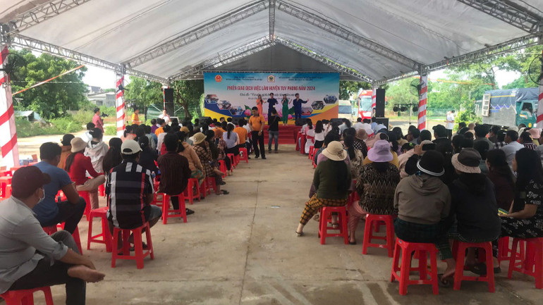 Phiên giao dịch là chiếc cầu nối giữa doanh nghiệp và người dân