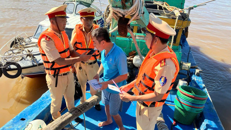 Lực lượng cảnh sát kiểm tra nồng độ cồn ngư dân.