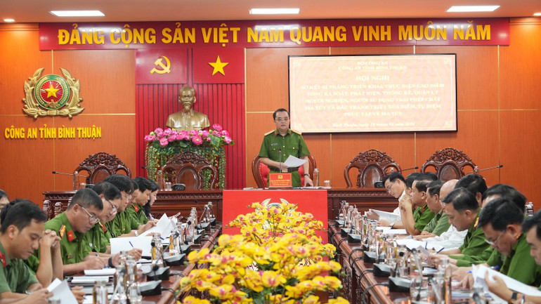 Đại tá Huỳnh Ngọc Liêm, Phó Giám đốc, Thủ trưởng cơ quan CSĐT Công an tỉnh chỉ đạo các đơn vị.