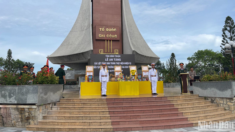 Lễ an táng cho các liệt sĩ tại tỉnh Bình Thuận.