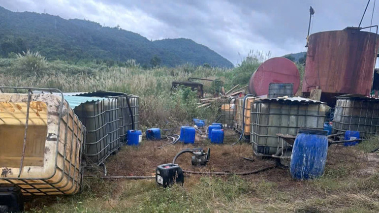 Khu vực tái chế nhớt.