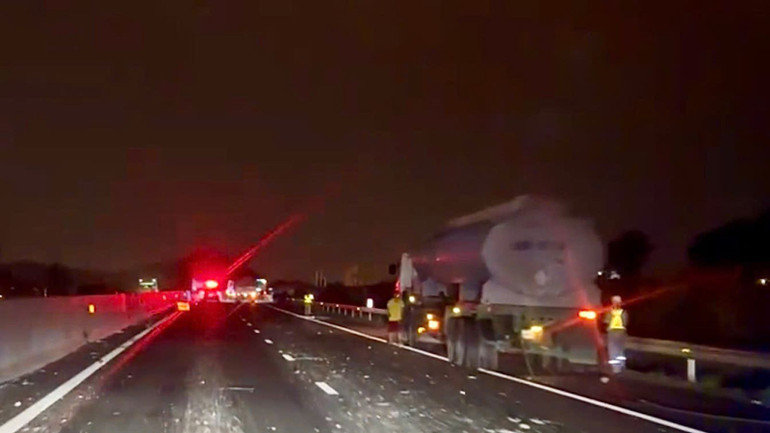 Xe khách sau khi tông xe bồn tiếp tục lao về phía trước