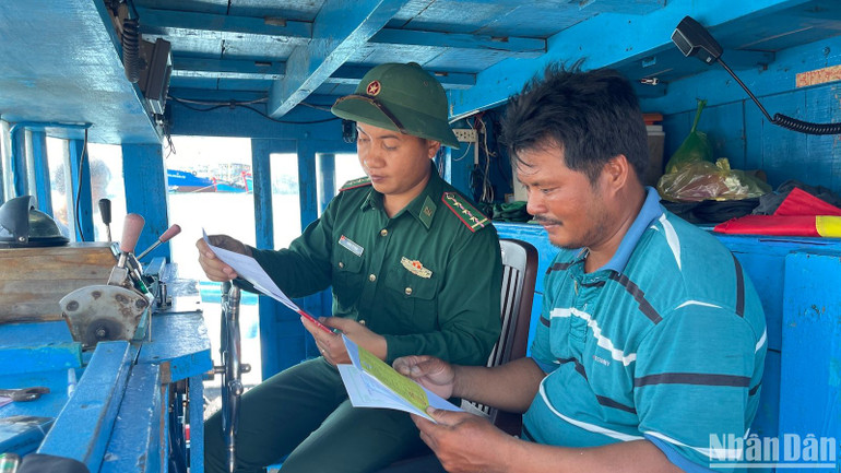 Bộ đội biên phòng kiểm tra giấy tờ của các tàu cá trước khi xuất bến.