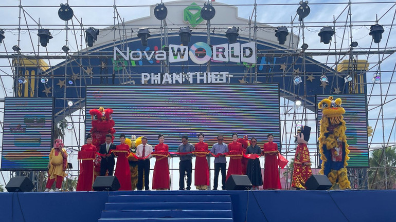 Các đại biểu cắt băng khai mạc.