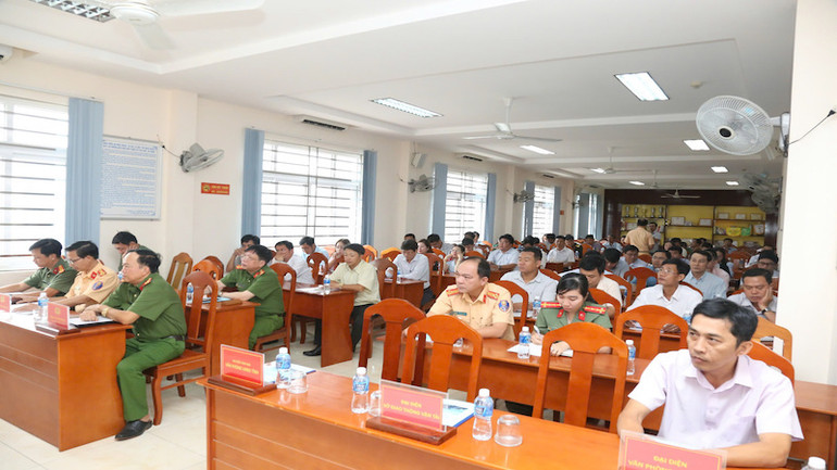 Nhiều người tham dự hội nghị.