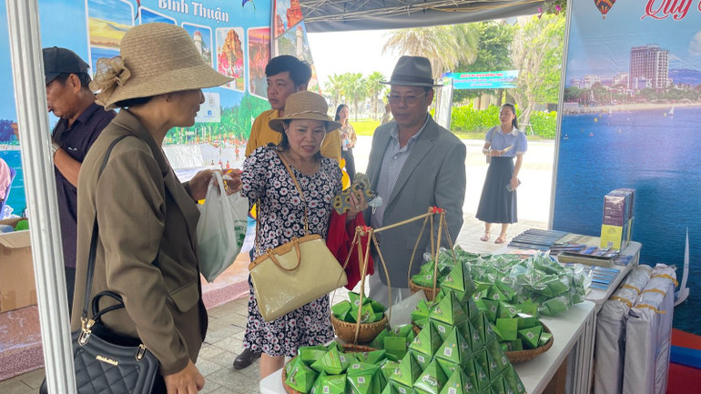 Du khách đến gian hàng OCOP Bình Định.