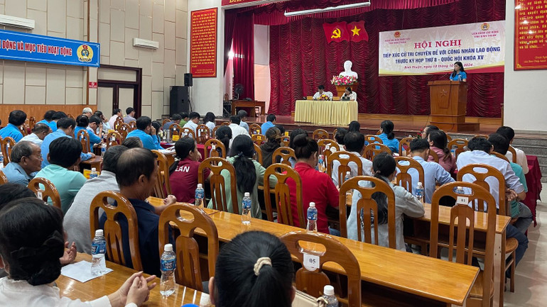 Nhiều người tham dự hội nghị.