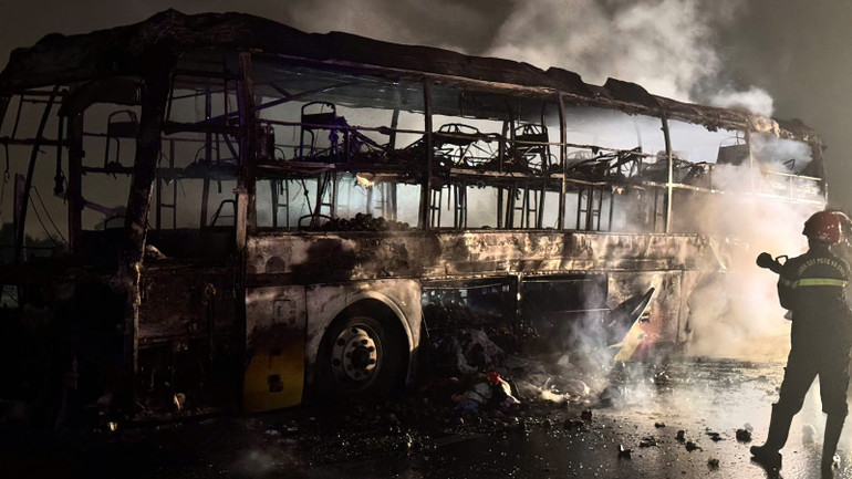 Lực lượng công an đang chữa cháy.