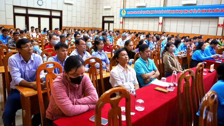 Hội nghị thu hút nhiều cử tri tham dự.