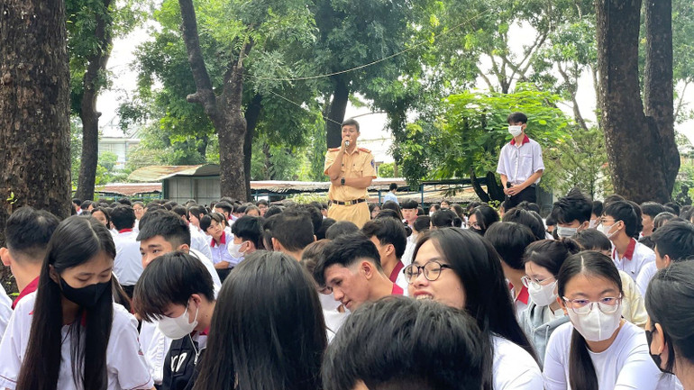 Cảnh sát giao thông tuyên truyền tại nhà trường.