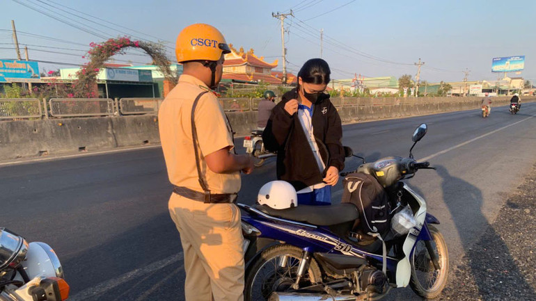 Cảnh sát giao thông xử lý trường hợp vi phạm giao thông.