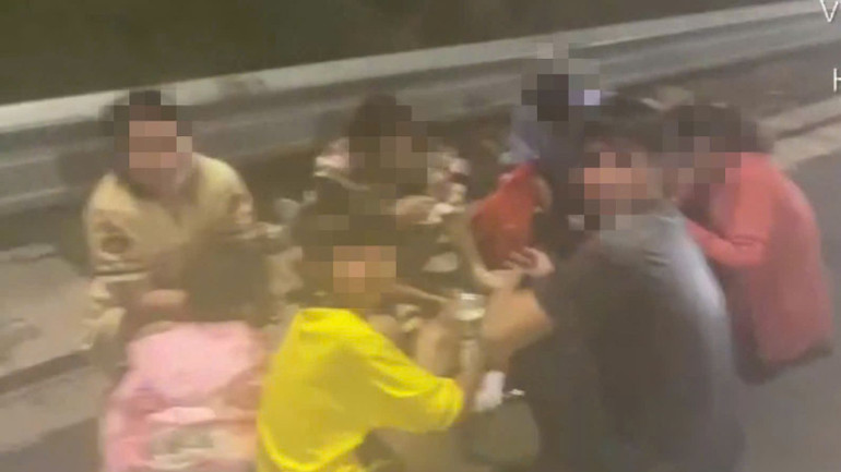 Gia đình ngồi ăn uống trên cao tốc.