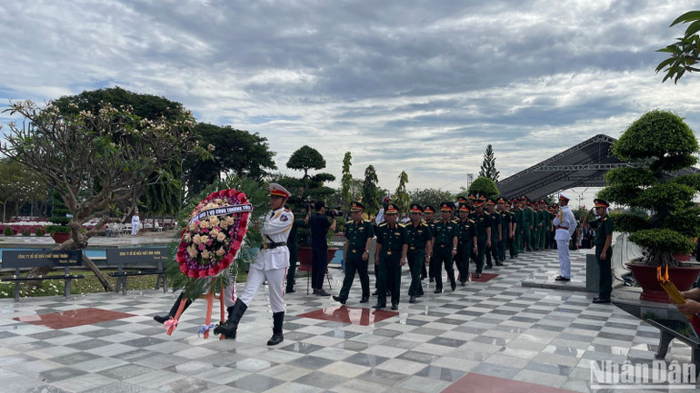 Bộ Tư lệnh Quân khu 7 dâng hương tại lễ an táng.