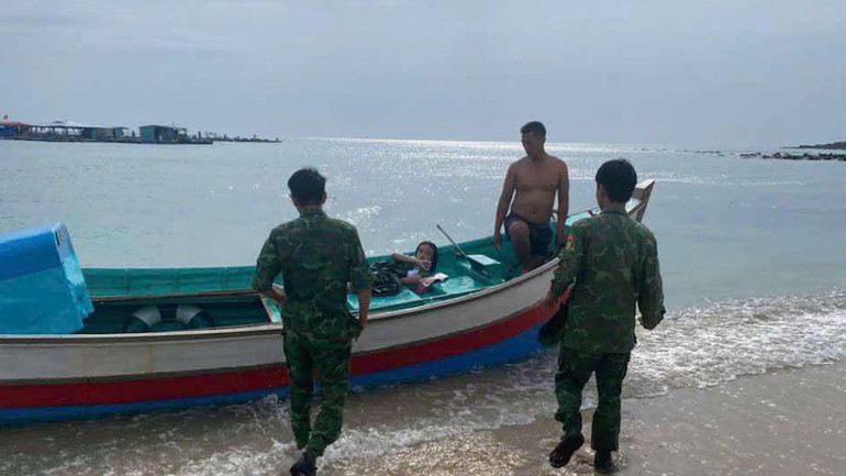 Du khách nữ tìm thấy vẫn còn sống. (Nguồn: Bộ đội Biên phòng)