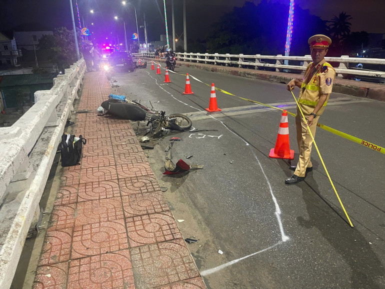 Công an khám nghiệm hiện trường.