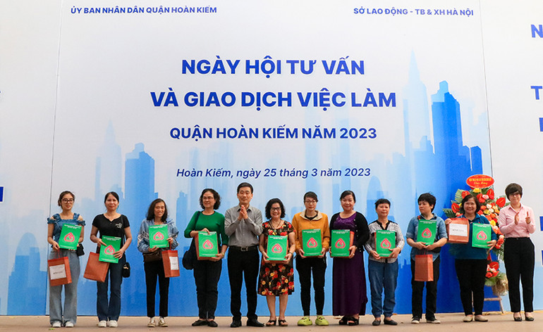Trao hợp đồng vay vốn tạo việc làm tại phiên giao dịch việc làm quận Hoàn Kiếm, Hà Nội, tháng 3/2023. (Ảnh: Nhật Quang) Trao hợp đồng vay vốn tạo việc làm tại phiên giao dịch việc làm quận Hoàn Kiếm, Hà Nội, tháng 3/2023. (Ảnh: Nhật Quang)
