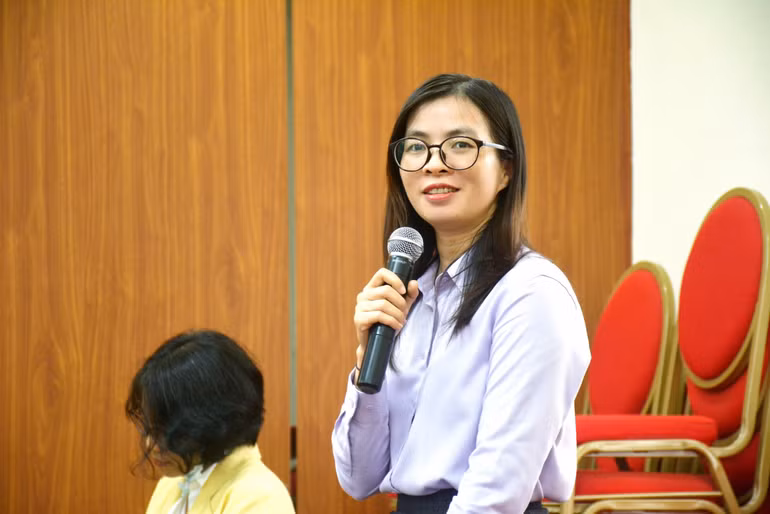 Phóng viên báo chí đặt nhiều câu hỏi tại họp báo.