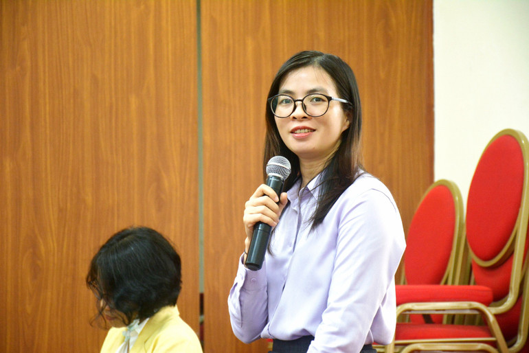 Phóng viên báo chí đặt nhiều câu hỏi tại họp báo.