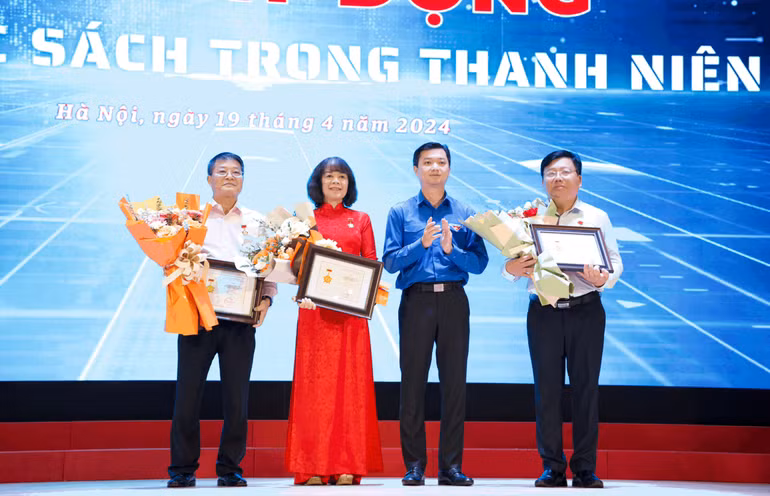 Trao Kỷ niệm chương “Vì thế hệ trẻ” cho đại diện các đơn vị, cá nhân.