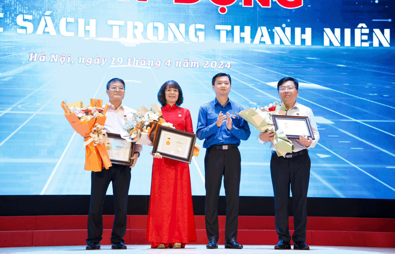 Trao Kỷ niệm chương “Vì thế hệ trẻ” cho đại diện các đơn vị, cá nhân.