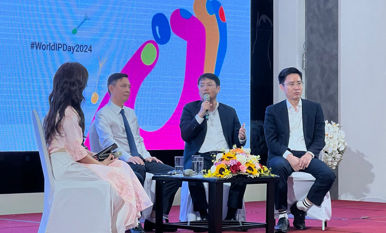 Các diễn giả trao đổi tại tọa đàm.