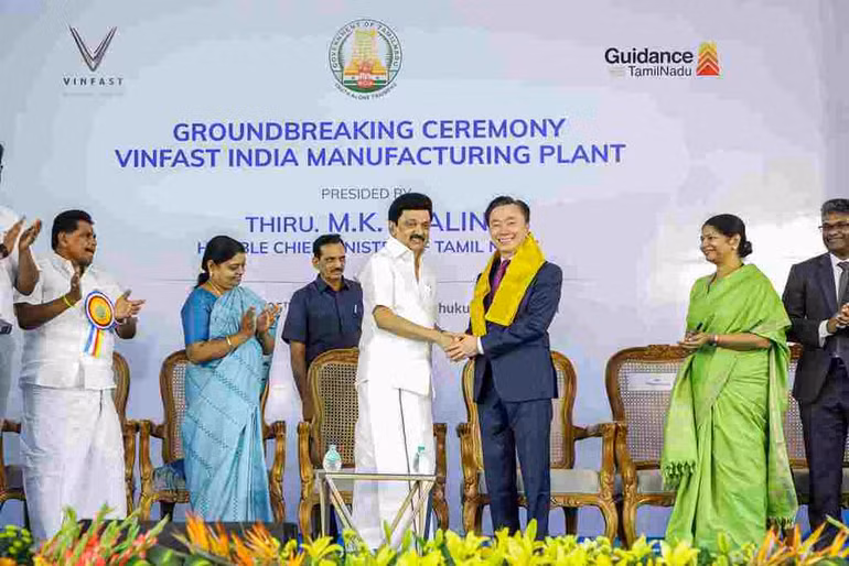 Thủ hiến bang Tamil Nadu, ông M.K. Stalin chúc mừng Tổng Giám đốc VinFast Ấn Độ, ông Phạm Sanh Châu trong buổi lễ động thổ nhà máy VinFast. Thủ hiến bang Tamil Nadu, ông M.K. Stalin chúc mừng Tổng Giám đốc VinFast Ấn Độ, ông Phạm Sanh Châu trong buổi lễ động thổ nhà máy VinFast.