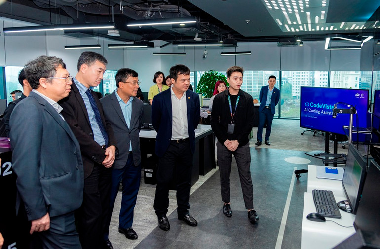 Thứ trưởng Ngoại giao Nguyễn Minh Vũ cùng Đoàn Trưởng cơ quan đại diện Việt Nam ở nước ngoài tham quan FPT. Thứ trưởng Ngoại giao Nguyễn Minh Vũ cùng Đoàn Trưởng cơ quan đại diện Việt Nam ở nước ngoài tham quan FPT.