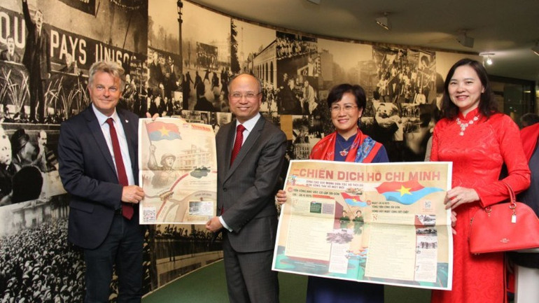 Bí thư toàn quốc PCF Fabien Roussel, Đại sứ Đinh Toàn Thắng đặc mệnh toàn quyền Việt Nam tại Pháp Đinh Toàn Thắng và Phu nhân cùng Đại sứ - Trưởng phái đoàn thường trực Việt Nam bên cạnh UNESCO Nguyễn Thị Vân Anh đánh giá cao phụ san đặc biệt của Báo Nhân Dân, góp phần tôn vinh Đại thắng mùa Xuân năm 1975. Bí thư toàn quốc PCF Fabien Roussel, Đại sứ Đinh Toàn Thắng đặc mệnh toàn quyền Việt Nam tại Pháp Đinh Toàn Thắng và Phu nhân cùng Đại sứ - Trưởng phái đoàn thường trực Việt Nam bên cạnh UNESCO Nguyễn Thị Vân Anh đánh giá cao phụ san đặc biệt của Báo Nhân Dân, góp phần tôn vinh Đại thắng mùa Xuân năm 1975.