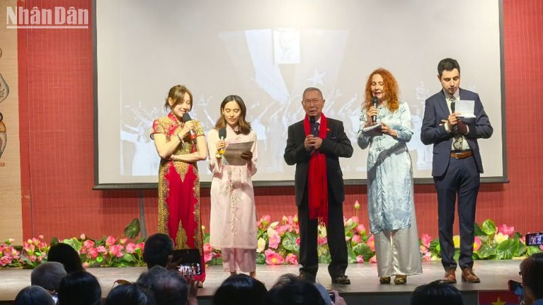 Các thế hệ Việt kiều tại Pháp cùng biểu diễn những bài ca ngợi ca Chiến thắng 30/4, mừng đất nước hòa bình, đổi mới và tiến bước không ngừng.