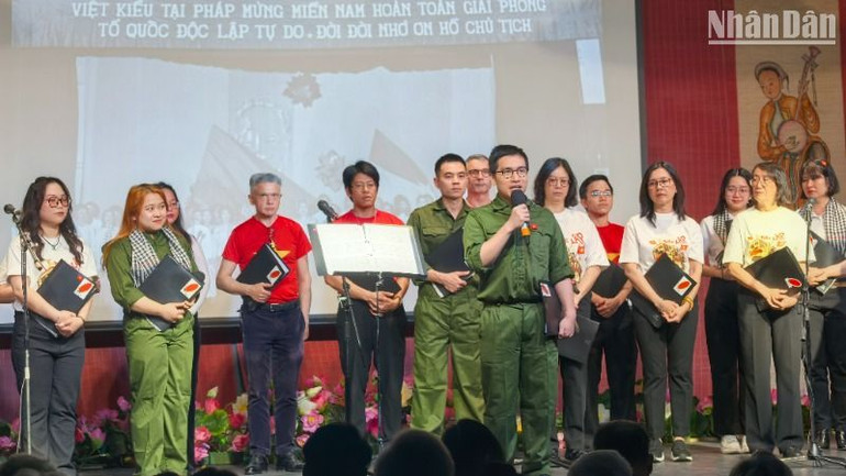 Em Trần Tuân, thành viên nhóm hợp xướng cộng đồng Hợp ca Quê hương tại Pháp, bày tỏ niềm biết ơn sâu sắc đến các thế hệ Việt kiều đã đóng góp hết lòng trong cuộc kháng chiến vì độc lập, tự do và thống nhất đất nước.