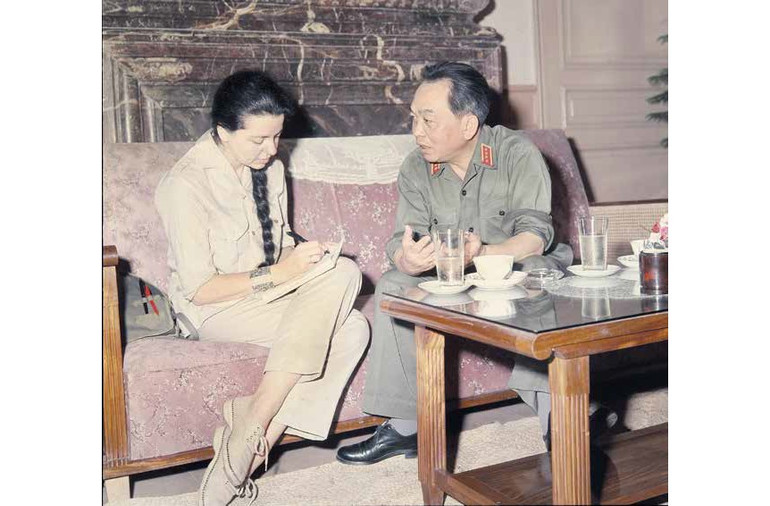 Nhà báo Madeleine Riffaud phỏng vấn Đại tướng Võ Nguyên Giáp vào tháng 6/1968. (ẢNH: l'HUMANITE) Nhà báo Madeleine Riffaud phỏng vấn Đại tướng Võ Nguyên Giáp vào tháng 6/1968. (ẢNH: l'HUMANITE)