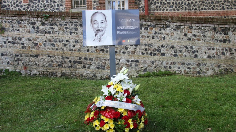 Biển kỷ niệm khắc dòng chữ bằng tiếng Pháp và tiếng Việt với nội dung: "Từ năm 1911-1912, Chủ tịch Hồ Chí Minh đã sống và làm việc tại thành phố Sainte-Adresse trong khuôn viên “Masquelier” trên hành trình dài vì tương lai của đất nước Việt Nam".