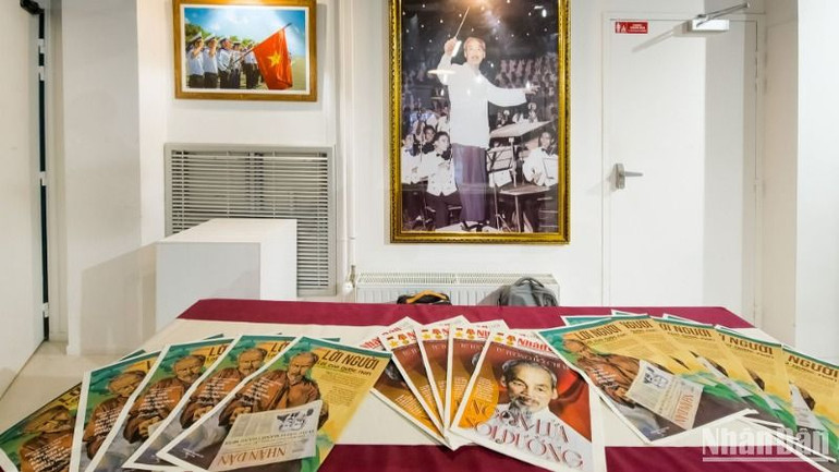 Ấn phẩm đặc biệt của Báo Nhân Dân Cuối tuần kỷ niệm 135 năm Ngày sinh Chủ tịch Hồ Chí Minh được chuyển tới đúng lúc để kiều bào nhớ lại những câu nói bất hủ của Người. Ấn phẩm đặc biệt của Báo Nhân Dân Cuối tuần kỷ niệm 135 năm Ngày sinh Chủ tịch Hồ Chí Minh được chuyển tới đúng lúc để kiều bào nhớ lại những câu nói bất hủ của Người.