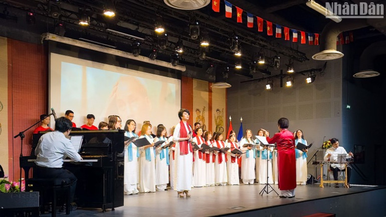 "Cảnh khuya" do Hợp ca Quê hương biểu diễn. "Cảnh khuya" do Hợp ca Quê hương biểu diễn.