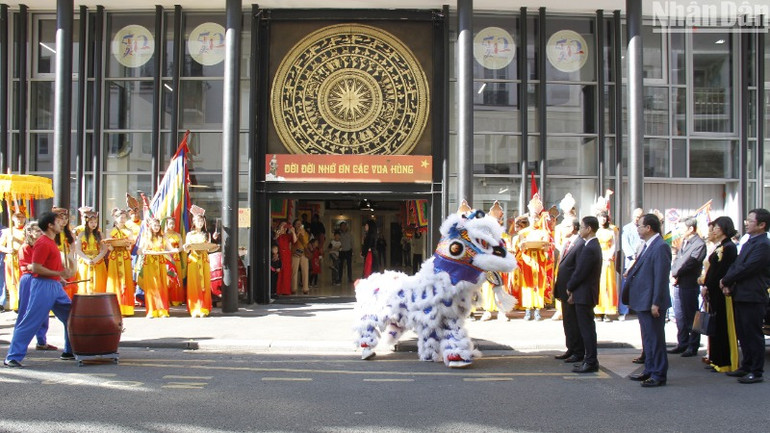 Lễ Giỗ Tổ Hùng Vương được tổ chức long trọng tại Trung tâm Văn hóa Việt Nam ở Paris, Cộng hòa Pháp.