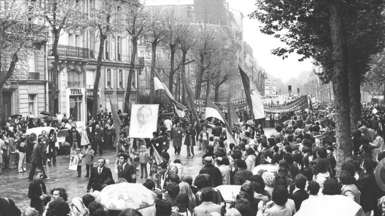 Các tầng lớp công nhân và nhân dân lao động Pháp diễu hành mừng chiến thắng 30/4 của Việt Nam trên đường phố Paris ngày 6/5/1975. (Ảnh: LÊ TẤN XUÂN) Các tầng lớp công nhân và nhân dân lao động Pháp diễu hành mừng chiến thắng 30/4 của Việt Nam trên đường phố Paris ngày 6/5/1975. (Ảnh: LÊ TẤN XUÂN)