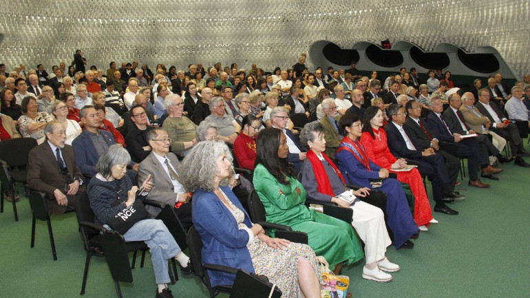 Những người bạn Pháp và kiều bào xúc động, nhắc tới nhiều tấm gương lớn hết lòng đấu tranh vì đất nước Việt Nam thân yêu. Những người bạn Pháp và kiều bào xúc động, nhắc tới nhiều tấm gương lớn hết lòng đấu tranh vì đất nước Việt Nam thân yêu.