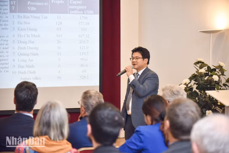 Tham tán Đầu tư Đào Quốc Cương giới thiệu những chính sách ưu đãi đối với các nhà đầu tư nước ngoài tại Tọa đàm xúc tiến đầu tư Việt-Pháp được tổ chức ở Paris ngày 15/5.