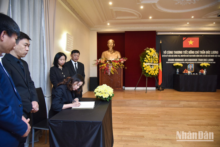 Đại biện lâm thời Phạm Thị Kim Yến ghi sổ tang, bày tỏ lòng tiếc thương vô hạn trước sự ra đi của nguyên Chủ tịch nước Trần Đức Lương. Đại biện lâm thời Phạm Thị Kim Yến ghi sổ tang, bày tỏ lòng tiếc thương vô hạn trước sự ra đi của nguyên Chủ tịch nước Trần Đức Lương.