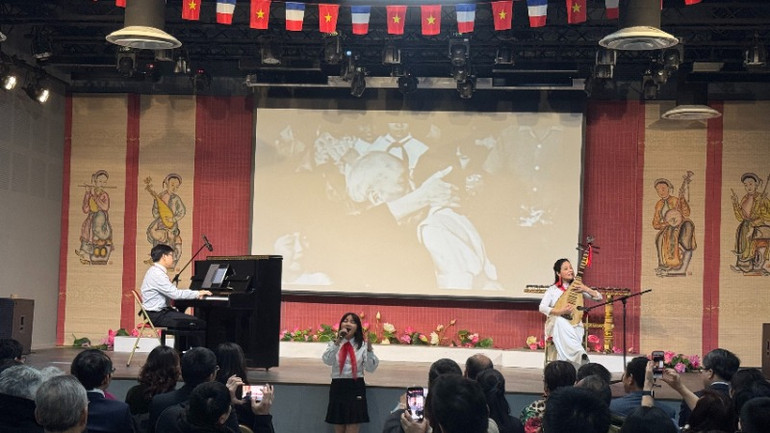 Cháu Thiên Nhi cùng hai nghệ sĩ Thanh Ngọc và Thanh Nhật biểu tiết mục hát múa “Khát vọng tuổi trẻ”, thể hiện mong muốn là những thế hệ nối tiếp bản anh hùng ca bất diệt, những mùa xuân bất tử, nguyện dâng hiến tuổi trẻ cho Đảng, cho dân tộc Việt Nam mãi mãi rạng rỡ Xuân. Cháu Thiên Nhi cùng hai nghệ sĩ Thanh Ngọc và Thanh Nhật biểu tiết mục hát múa “Khát vọng tuổi trẻ”, thể hiện mong muốn là những thế hệ nối tiếp bản anh hùng ca bất diệt, những mùa xuân bất tử, nguyện dâng hiến tuổi trẻ cho Đảng, cho dân tộc Việt Nam mãi mãi rạng rỡ Xuân.