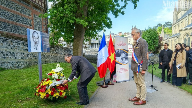 Đại sứ Đinh Toàn Thắng dâng hoa trước Biển kỷ niệm Chủ tịch Hồ Chí Minh.