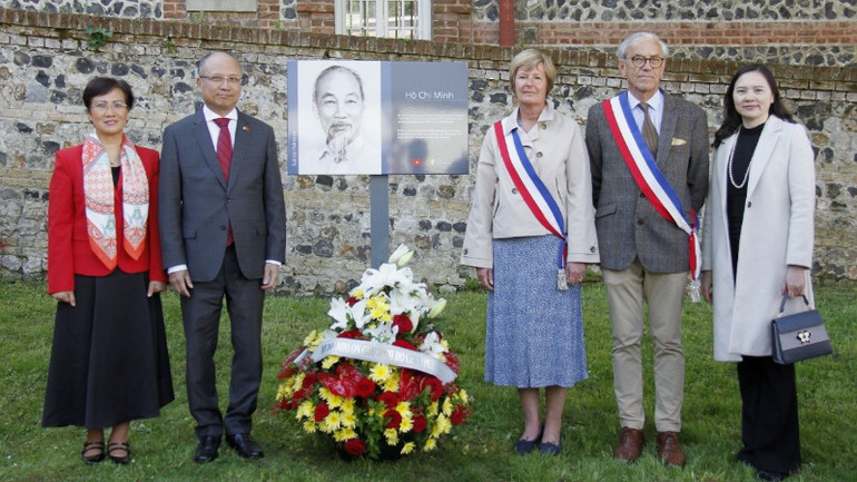 Đại sứ Đinh Toàn Thắng và Phu nhân, Đại sứ - Trưởng Phái đoàn Thường trực Việt Nam bên cạnh UNESCO và lãnh đạo thành phố Sainte-Adresse chụp ảnh lưu niệm tại Biển kỷ niệm mang tên Chủ tịch Hồ Chí Minh.