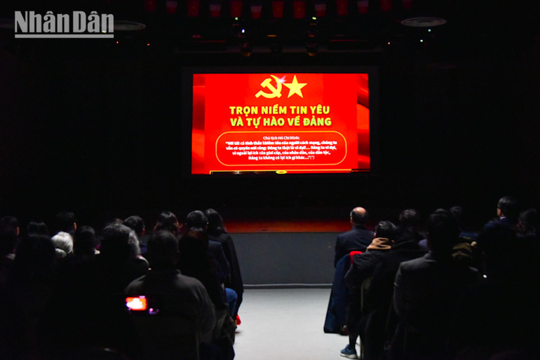 Các đại biểu xem lại những thước phim tư liệu về lịch sử và ý nghĩa sự ra đời của Đảng Cộng sản Việt Nam. Các đại biểu xem lại những thước phim tư liệu về lịch sử và ý nghĩa sự ra đời của Đảng Cộng sản Việt Nam.