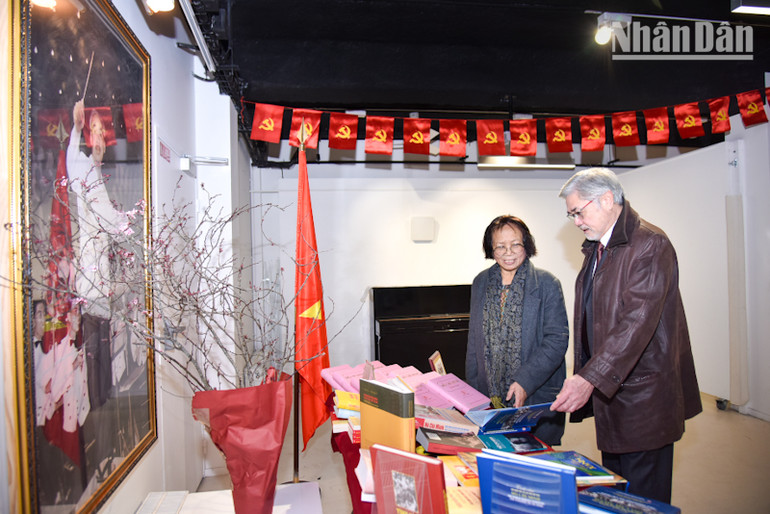 Tại lễ kỷ niệm, kiều bào tại Pháp có dịp tìm hiểu những tư liệu, sách quý về Đảng, về Chủ tịch Hồ Chí Minh. Tại lễ kỷ niệm, kiều bào tại Pháp có dịp tìm hiểu những tư liệu, sách quý về Đảng, về Chủ tịch Hồ Chí Minh.